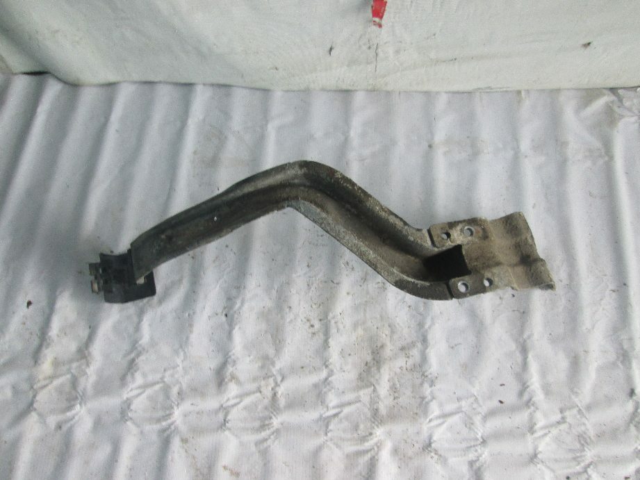 кронштейн переднего крыла левый б/у \ коррозия - 1